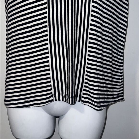 EVEREVE Laney Black + White Striped Structured Padded Shoulder Sleeveless Top-M - Picture 4 of 10